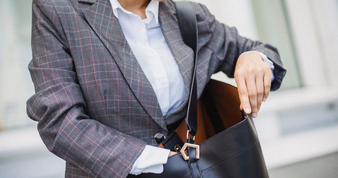 Como combinar bolsas de couro com diferentes estilos de roupa